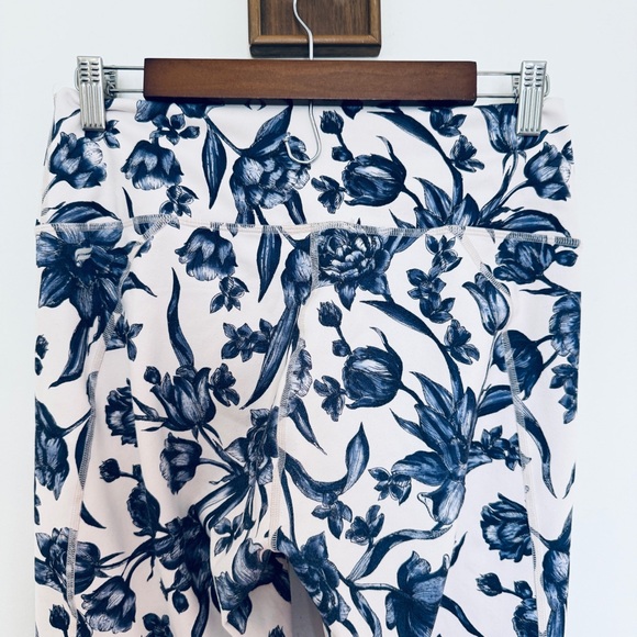Fabletics Define PowerHold High-Waisted Capri ADALIA Floral Blue & White LARGE - Picture 5 of 12